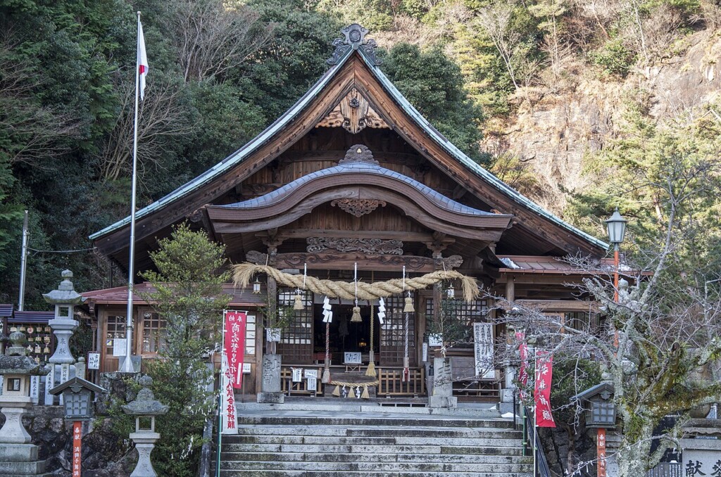 大頭神社の社殿。鳥居の奥に建つ木造の拝殿