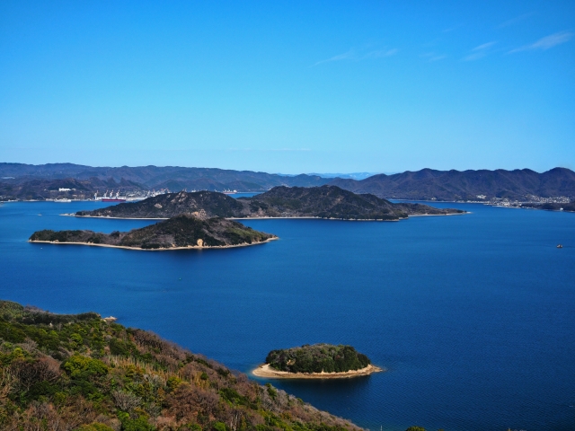 瀬戸内海に浮かぶ島々と海を見下ろす眺め