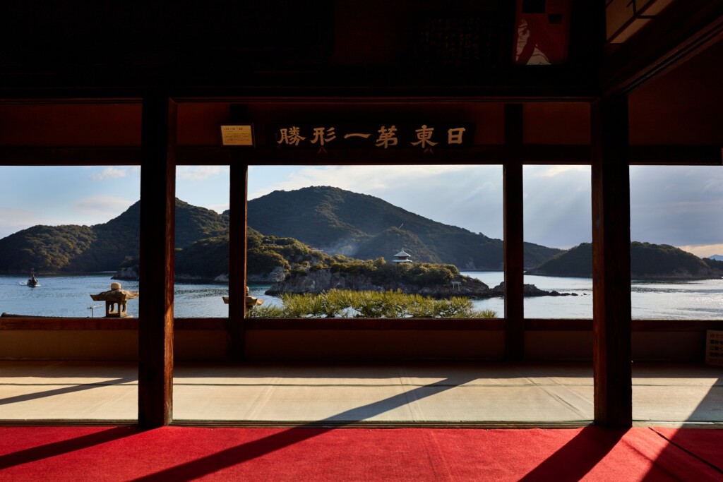 對潮楼の座敷から望む仙酔島。柱と敷居が額縁のように海を切り取る