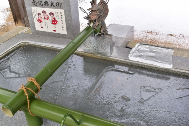 大頭神社の手水舎。竹の樋から水が注ぐ
