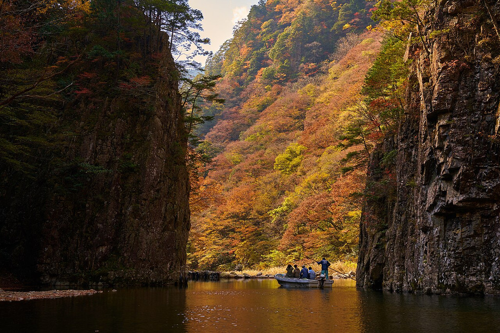 断崖に挟まれた三段峡・黒淵の水面を進む渡舟
