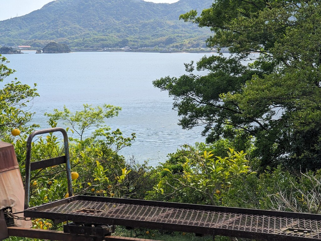 高台の展望所から見た瀬戸内海と島々。手前に木製の柵