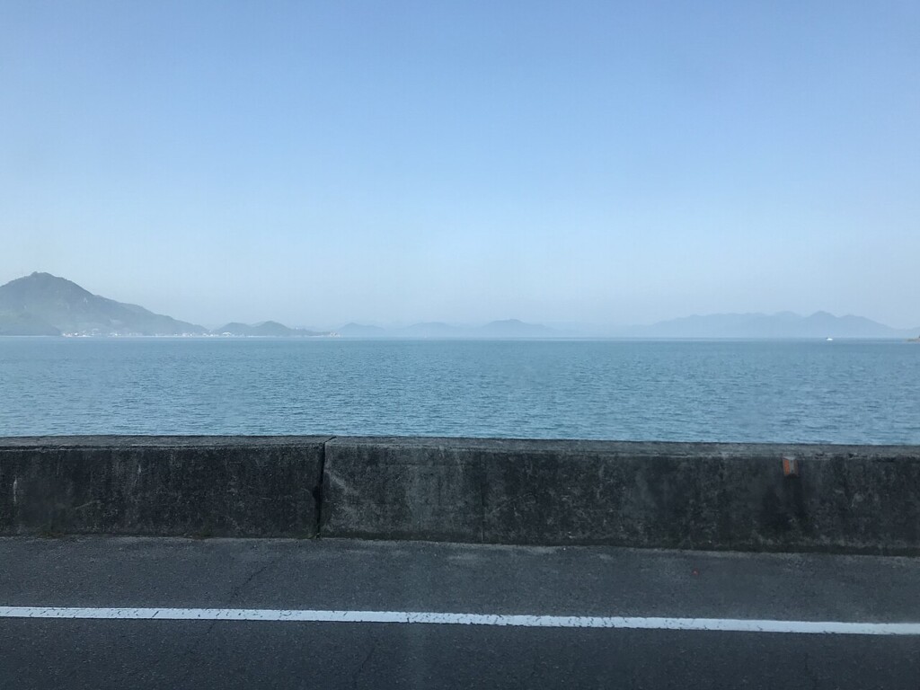 海沿いの道路から見た瀬戸内海。護岸の向こうに穏やかな海と島影