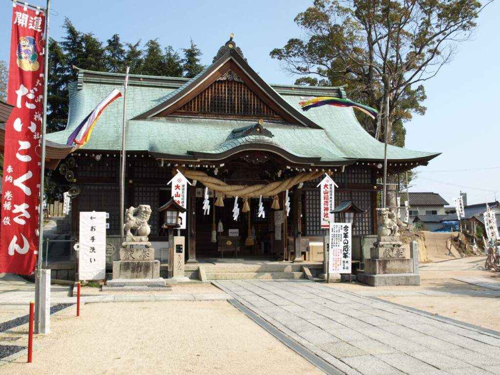 大山神社の社殿。石段の上に建つ拝殿と幟