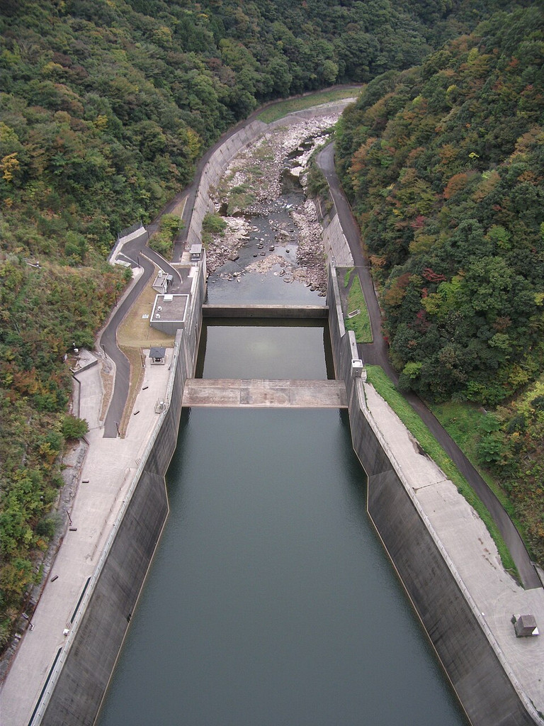 温井ダムの堤体と下流に続く道路