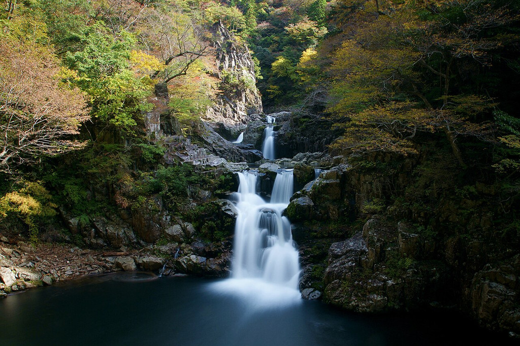 三段峡の三段滝。三段に分かれて落ちる滝と滝つぼ