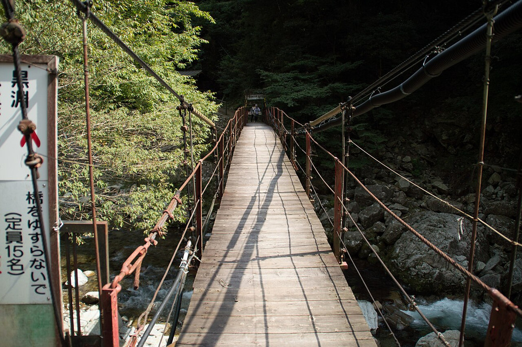 三段峡の渓谷に架かる木の吊り橋