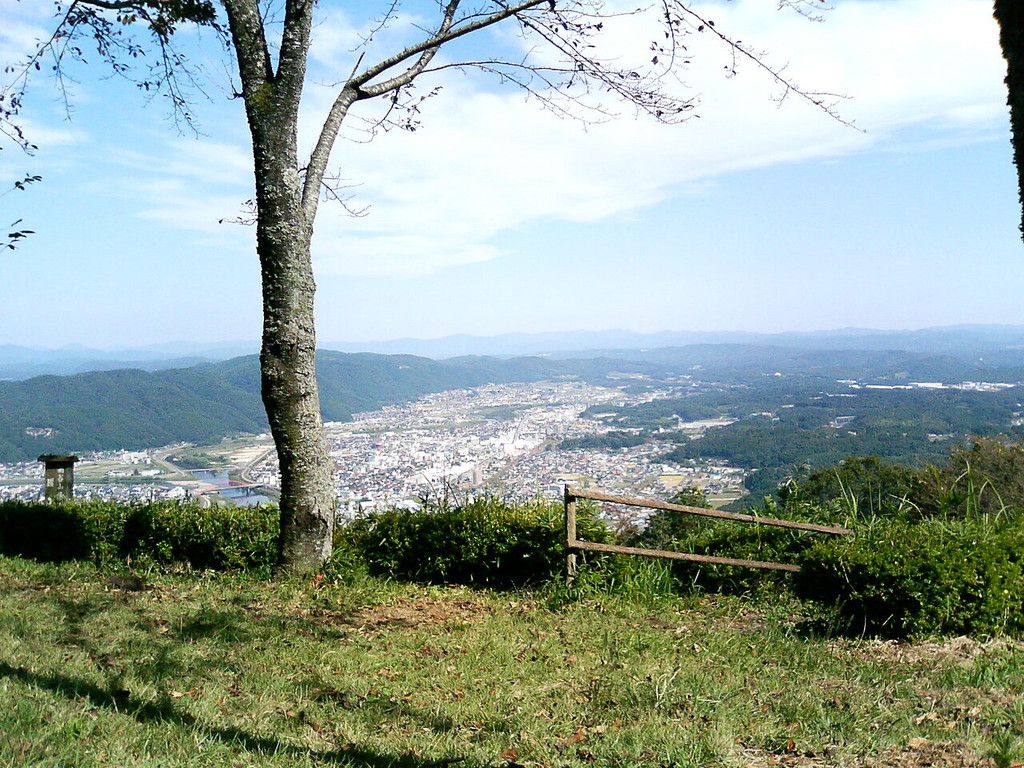 高谷山付近の展望台から見下ろした三次市街と周囲の山並み