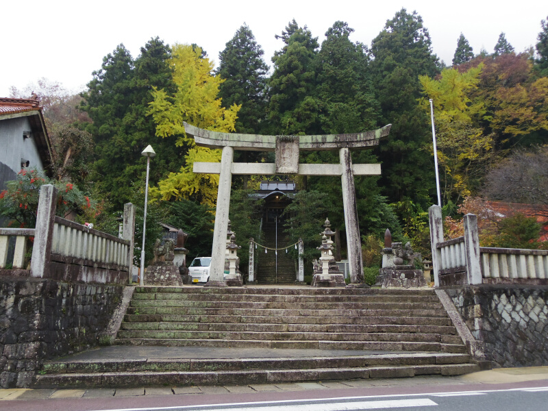 太歳神社の鳥居と参道の石段。比熊山の登山口にあたる