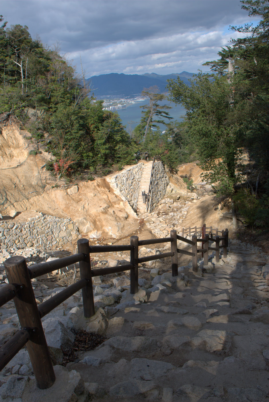紅葉谷川庭園砂防施設の野面石を組んだ護岸と遊歩道